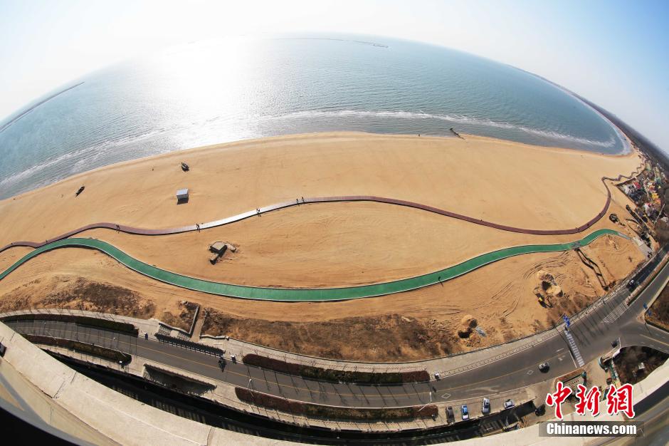 3月13日，秦皇島萬米臨海沙灘木棧道。據了解，該木棧道全長約4200米，與北戴河區原有的7500米木棧道對接后全線總長度1.17萬米，整個木棧道東起秦皇島體育基地游船碼頭，西至北戴河濕地公園，呈波浪形蜿蜒10.4公里海岸線。 中新社發 曹建雄 攝 CNSPHOTO